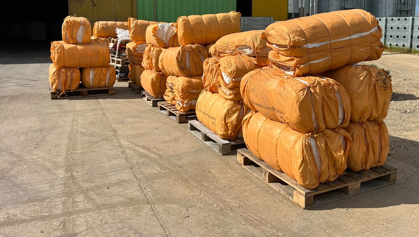 Bultos de maxisacos embalados sobre pallets durante una entrega