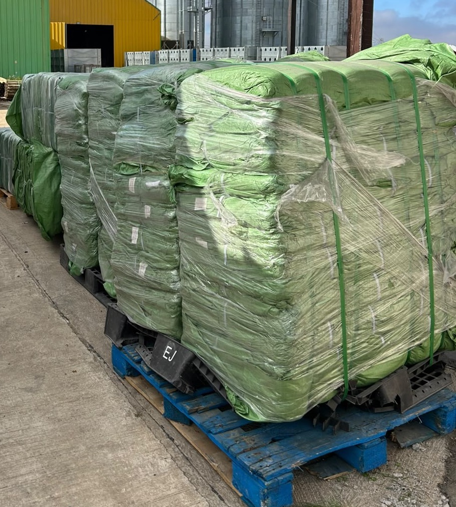 Maxisacos embalados en paquetes verdes sobre pallets