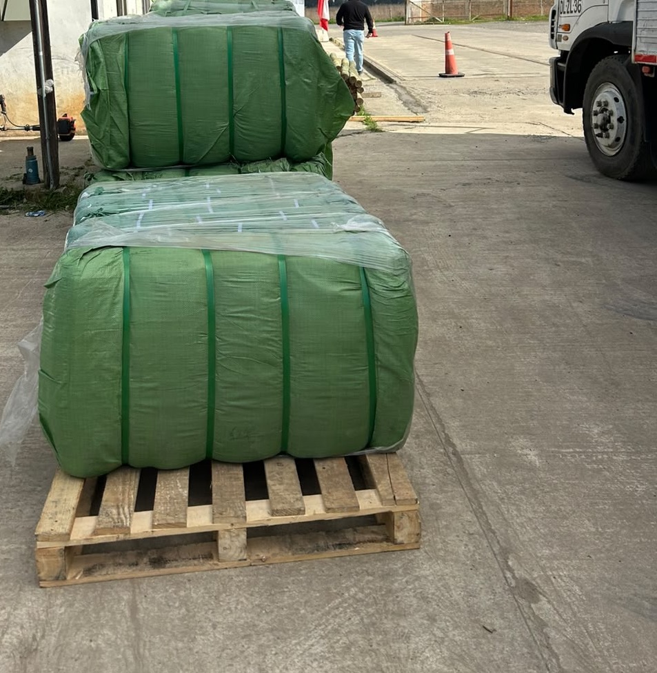 Paquetes verdes de maxisacos preparados para su entrega